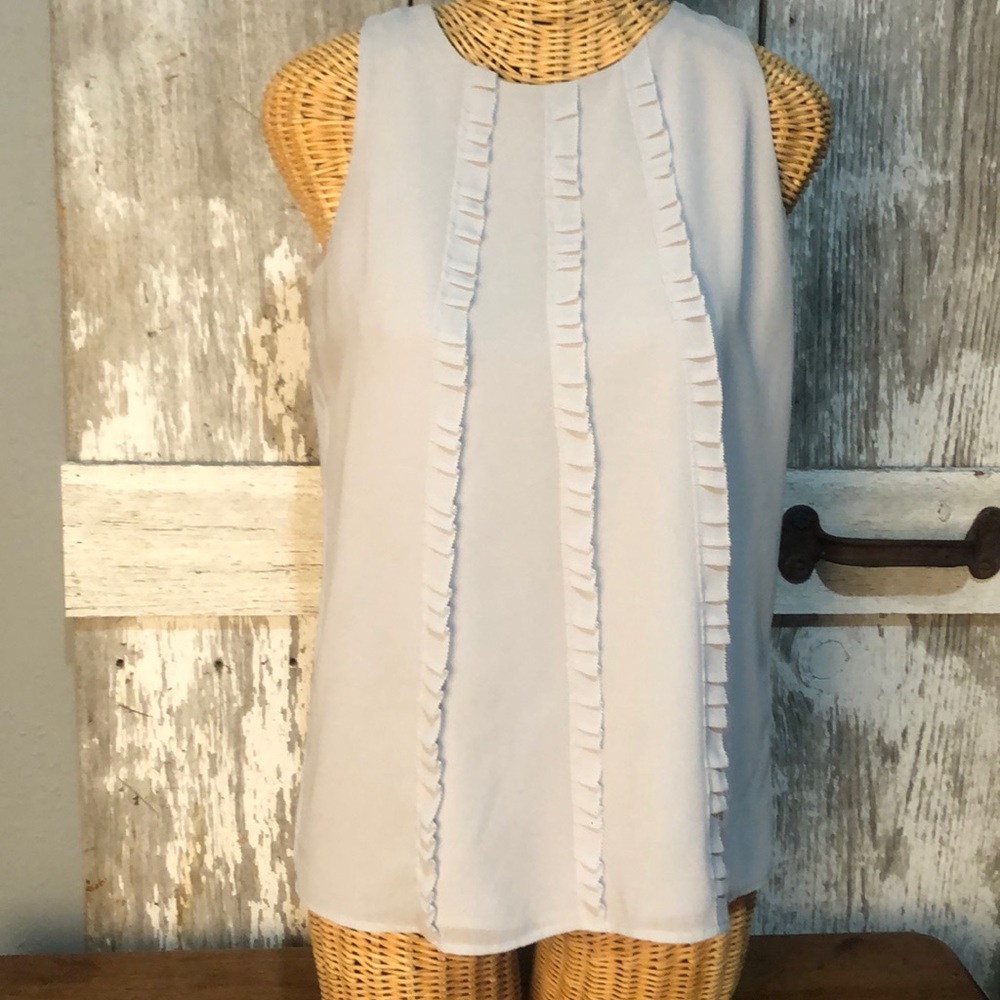 Sleeveless shirt with cute ruffles.